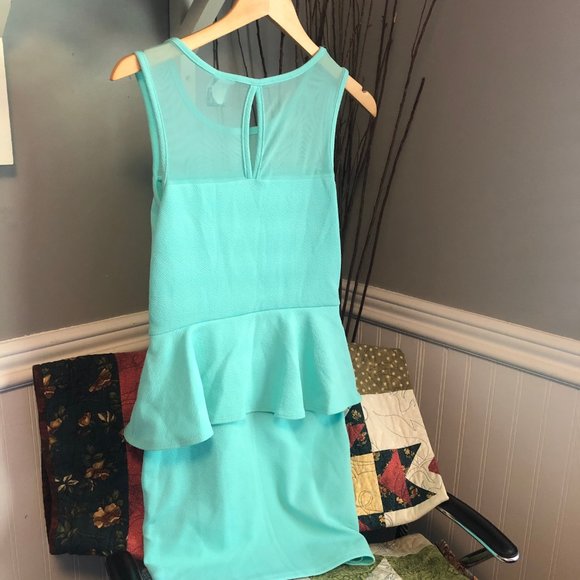 Cute Slim Fitting Summer Dress - Size Medium (fits size small) - Picture 2 of 5